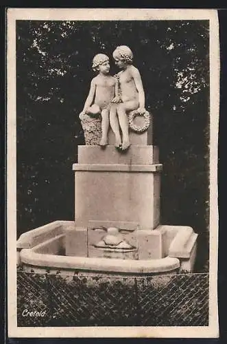 AK Crefeld, Brunnen mit Mädchenfiguren