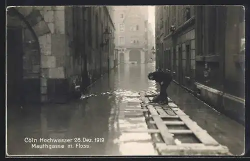 Foto-AK Köln, Hochwasser 1919, Strasse Mauthgasse mit Floss