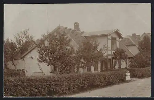 Foto-AK Eschede, Wohnhaus mit Frau und Mädchen 1918