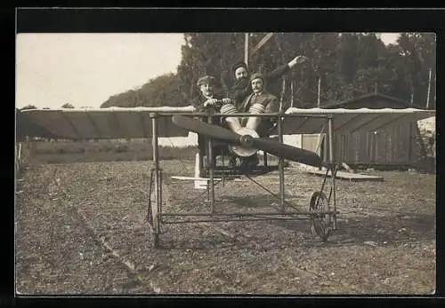 AK Drei Männer in einem einfachen Propeller-Flugzeug