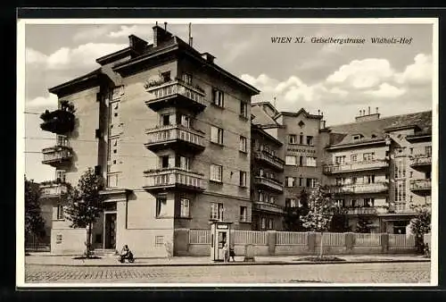 AK Wien, Widholz-Hof in der Geiselbergstrasse, Strassenansicht mit Telefonzelle