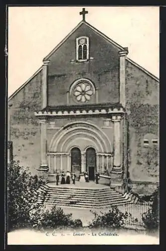 AK Lescar, la Cathédrale, vue frontale avec quelques personnes sur le perron