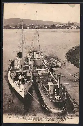 AK Hendaye, Stationnaires francais au Ponton de France, au fond Fuenterrabia