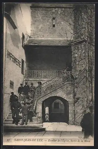 AK Saint-Jean-de-Luz, Escalier de l`Eglise, Sortie de la Messe