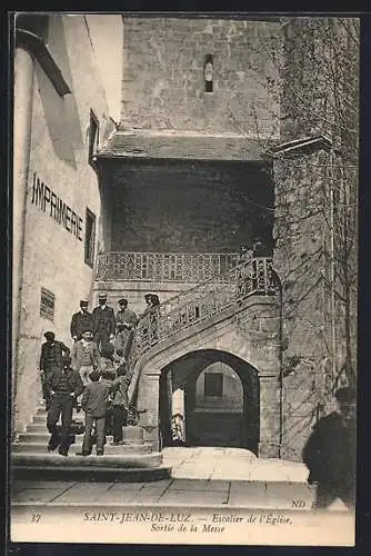 AK Saint-Jean-de-Luz, Escalier de l`Eglise, Sortie de la Messe