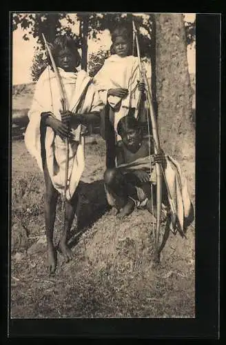 AK Jeunes chasseurs ourans, indische Jugendliche mit Pfeil und Bogen