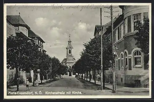 AK Maria-Enzersdorf /N.-Ö., Kirchenstrasse mit Kirche