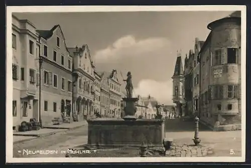 AK Neufelden im Mühlkreis, Strassenpartie mit Brunnen