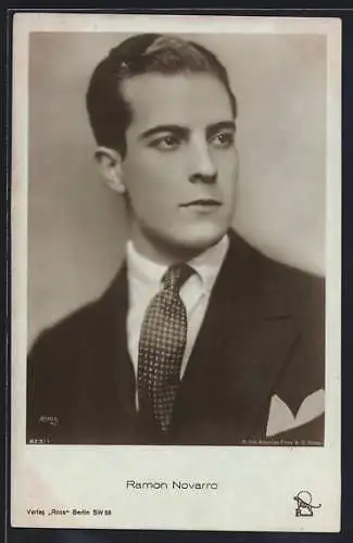 AK Schauspieler Ramon Novarro im Anzug