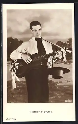 AK Schauspieler Ramon Novarro mit Gitarre in einer Filmrolle