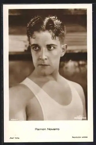 AK Schauspieler Ramon Novarro mit ernstem Blick