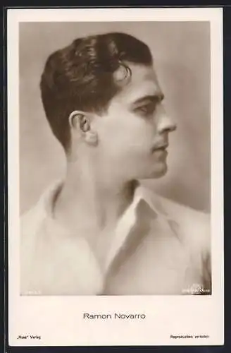 AK Schauspieler Ramon Novarro, seitliches Portrait mit weissem Hemd