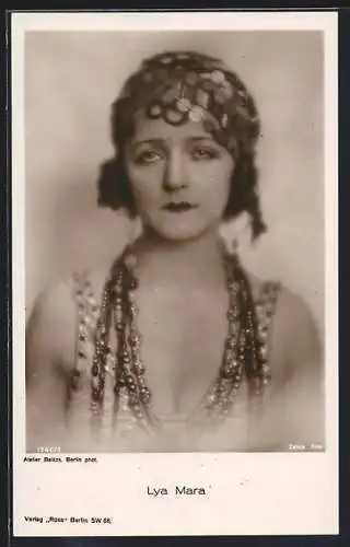 AK Schauspielerin Lya Mara mit Ketten behangen