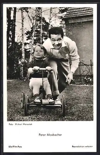 AK Schauspieler Peter Mosbacher mit seinem Sohn Manuel im Garten seines Hauses in Berlin-Zehlendorf