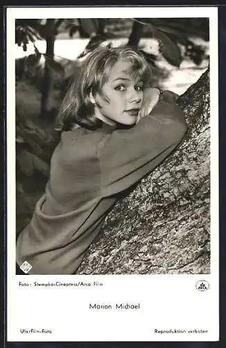 AK Schauspielerin Marion Michael lehnt an einem Baum