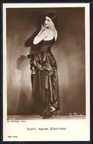 AK Schauspielerin Gräfin Agnes Esterhazy im Kostüm auf einer Bühne