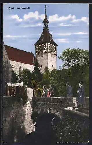 AK Bad Liebenzell, Leute auf dem Weg zur Kirche, Leute in ihren Trachten