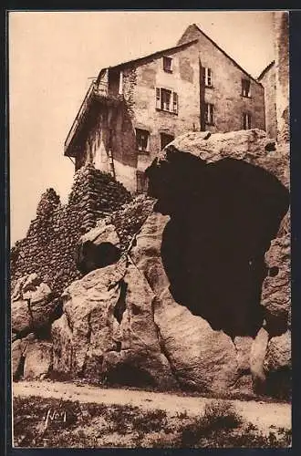 AK Calvi, Curieuse Maison batie sur un rocher en partie calcaine et creuse par le soleil