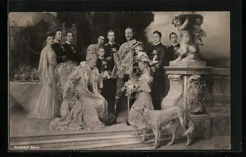 AK Kaiser Wilhelm II. von Preussen mit seiner Familie und Windhund