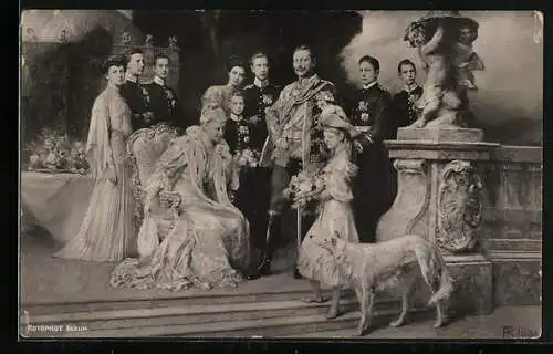 AK Kaiser Wilhelm II. von Preussen mit seiner Familie und Windhund