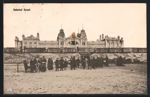 AK Kowel, Bahnhof mit Güterwaggons und Leuten