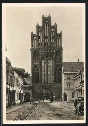 AK Neubrandenburg, Treptower Tor, Stadtseite