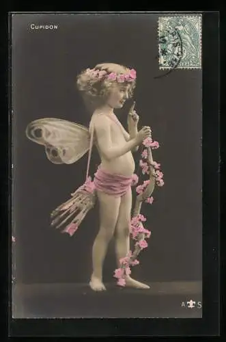 AK Amor mit blütenverziertem Bogen und Blumenkranz