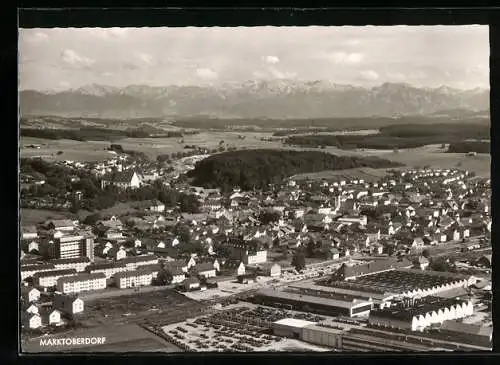 AK Marktoberdorf /Allgäu, Ortsansicht mit Ammergauer Bergen und Kenzen-Hochgebirge