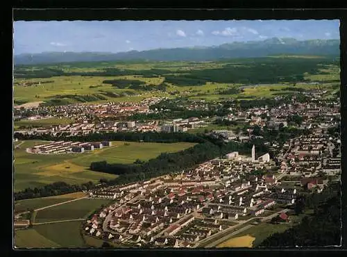 AK Kaufbeuren /Allgäu, Stadtansicht mit Wetterstein-Hochgebirge, Zugspitze und Kenzen-Hochgebirge