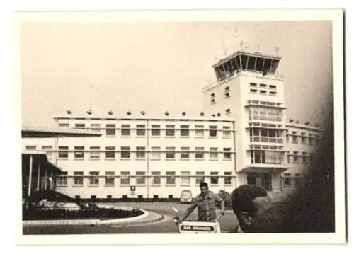 21 Fotografien Flughafen Nizza - Nice, Terminal Aussen - und Innenansichten, Flugzeug der Swissair, Flughafen Cafe u.a.