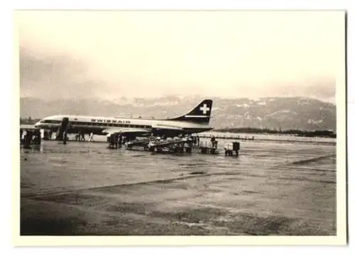 6 Fotografien Flughafen Genf, Flugzeug der Swissair wird betankt & mit Gepäck beladen, Rollfeld u.a.