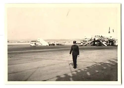 6 Fotografien Flughafen Genf, Flugzeug der Swissair wird betankt & mit Gepäck beladen, Rollfeld u.a.