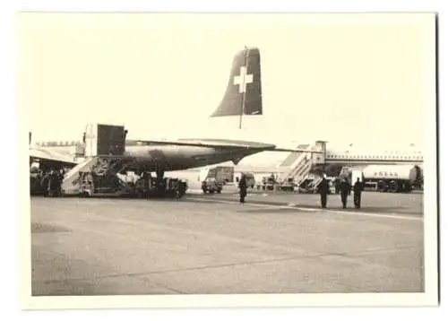 6 Fotografien Flughafen Genf, Flugzeug der Swissair wird betankt & mit Gepäck beladen, Rollfeld u.a.