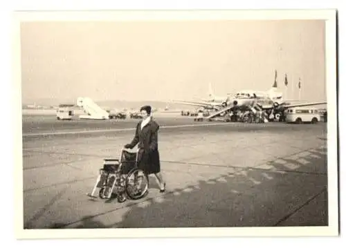 6 Fotografien Flughafen Genf, Flugzeug der Swissair wird betankt & mit Gepäck beladen, Rollfeld u.a.