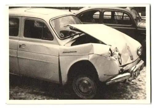 3 Fotografien Auto Renault Dauphine, PKW nach Frontalunfall stark beschädigt