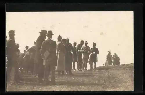 Foto-AK Kaiser Wilhelm II. mit verschiedenen Militärs auf einer Wiese