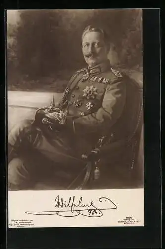 AK Kaiser Wilhelm II. in Uniform mit Pickelhelm im Schoss