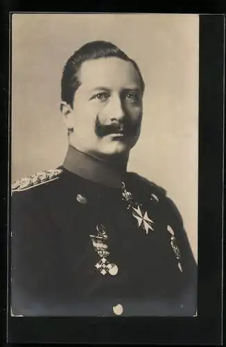 AK Kaiser Wilhelm II. in ordensbehangener Uniform mit seinem markantem Schnurrbart