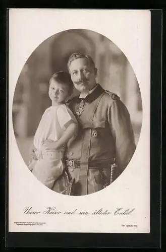 AK Kaiser Wilhelm II. in Uniform mit Orden umarmt seinen ältesten Enkel