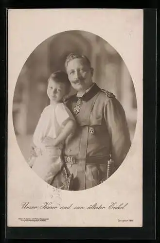 AK Kaiser Wilhelm II. in Uniform mit Orden umarmt seinen ältesten Enkel