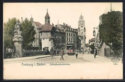 AK Freiburg, Schwabentorbrücke mit Strassenbahn und Leuten