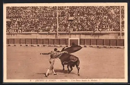 AK Nimes /Gard, Arènes de Nimes, Corrida, Une Passe haute de Muleta