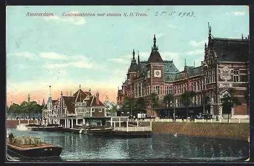 AK Amsterdam, Centraalstation met station N. H. Tram, Bahnhof, Landungsstelle der Boote und Lastkähne