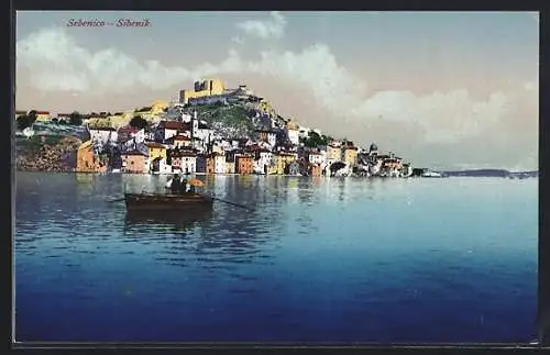 AK Sebenico-Sibenik, Boot auf dem Wasser vor der Stadt