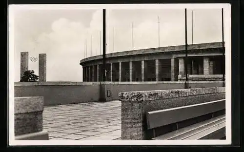 AK Berlin, Reichssportfeld, Blick v. Schwimmstadion auf das Osttor und die Deutsche Kampfbahn