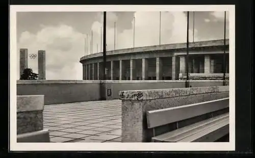 AK Berlin, Reichssportfeld, Blick v. Schwimmstadion auf das Osttor und die Deutsche Kampfbahn