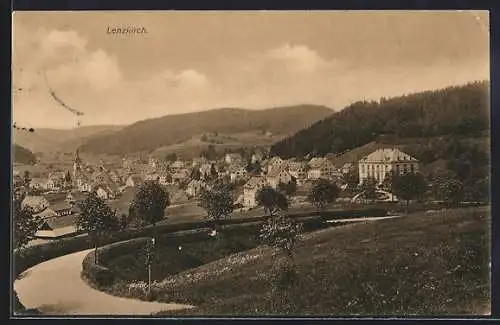 AK Lenzkirch, Totalansicht mit Strasse und Bergpanorama