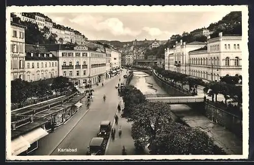 AK Karlsbad, Flusspartie mit Brücken, Strasse und Geschäften aus der Vogelschau