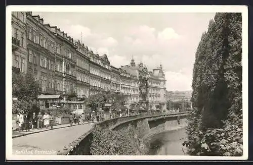 AK Karlsbad, Passanten auf der Gartenzeile