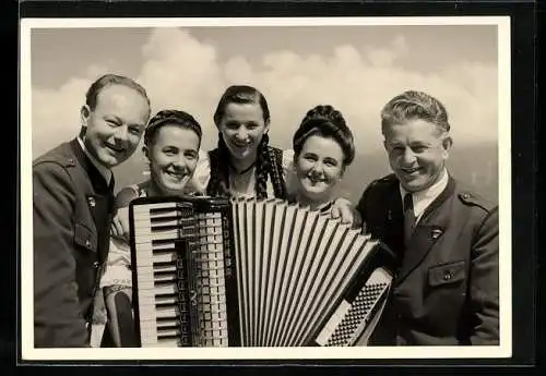 AK Kematen /Wels, Jodlergruppe Baier, Portrait mit Akkordeon